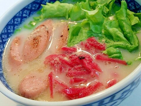 グリーンレタスと魚ニソと紅生姜の豚骨ラーメン♬